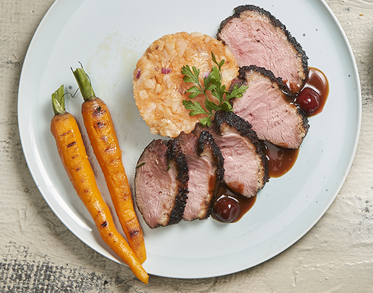 Le magret de canard, la tendre purée de légumes et la riche sauce à la framboise créent une harmonie de saveurs.