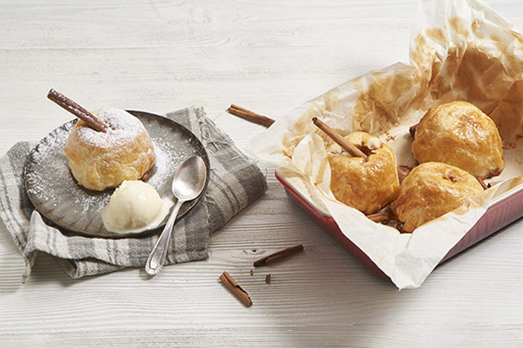 Savourez le goût de la tradition avec cette recette simple de délicieuses boules aux pommes, parfaites pour le lundi perdu ! 