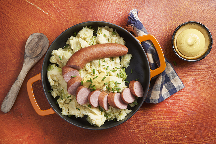 Savourez ce délicieux stoemp au chou avec du lard croustillant et de la saucisse fumée juteuse, le plat d'hiver par excellence !